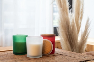 Bougie en cire végétale dans un verre dépoli avec couvercle bambou personnalisable