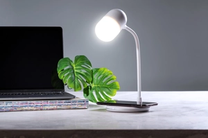 Lampe LED avec chargeur induction et enceinte bluetooth personnalisable