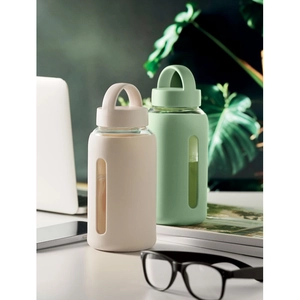 Bouteille en verre borosilicate de haute qualité avec pochette en silicone personnalisable