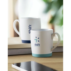 Mug en céramique avec finition blanche mate et base en silicone personnalisable